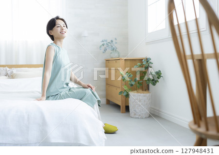 臥室裡的女人》 127948431
