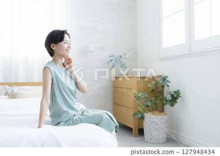 The woman in the bedroom The woman in the bedroom 127948434