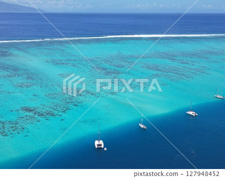 Aerial view of the beautiful lagoon ocean of Moorea island, Tahiti 127948452