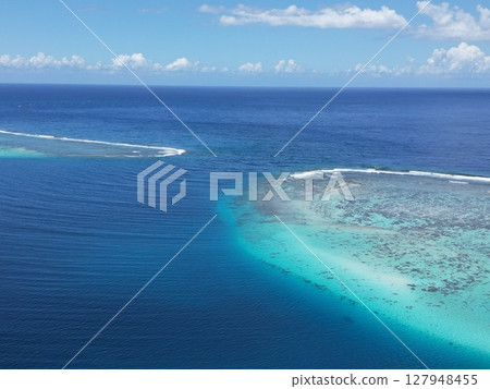 Aerial view of the beautiful lagoon ocean of Moorea island, Tahiti 127948455
