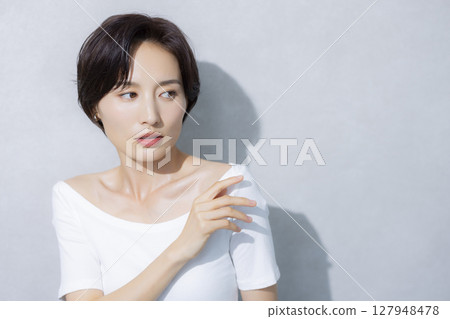 A woman with short hair 127948478