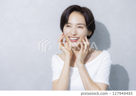 短頭髮的女人 短頭髮的女人 127948485