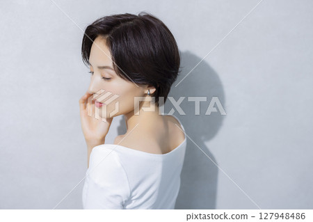 短頭髮的女人 127948486
