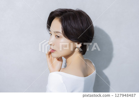 短頭髮的女人 127948487
