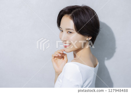 短頭髮的女人 127948488