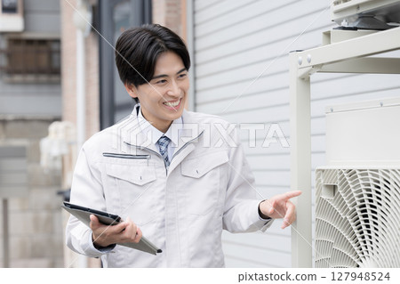 檢查室外機的工人指向檢查安全性 檢查室外機的工人指向檢查安全性 127948524