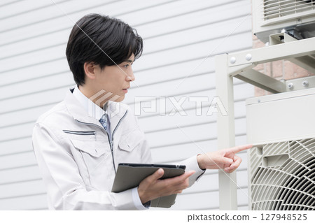 檢查室外機的工人指向檢查安全性 127948525
