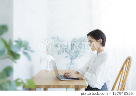 Business woman Business woman 127948536