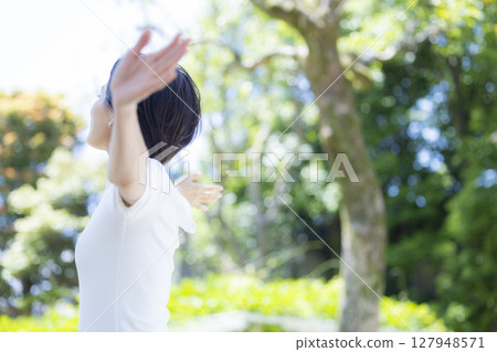 女人在公園裡深吸一口氣 127948571