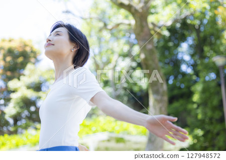 女人在公園裡深吸一口氣 127948572