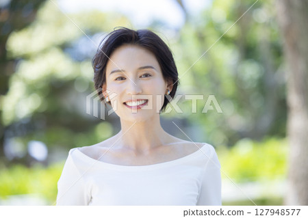 女人在公園裡深吸一口氣 127948577