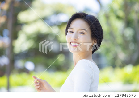 女人在公園裡深吸一口氣 127948579