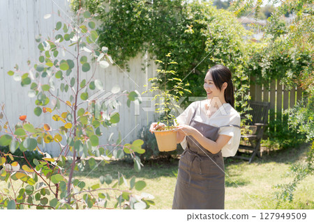 有盆的植物的一名婦女 127949509