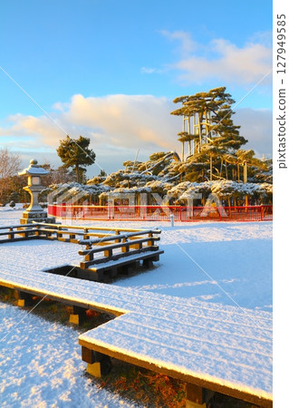 Lake Biwa, one of the Eight Views of Omi, and the snowy landscape of Karasakinomatsu (Pine Tree) bathed in the morning sun / Shiga Prefecture designated historic site 127949585