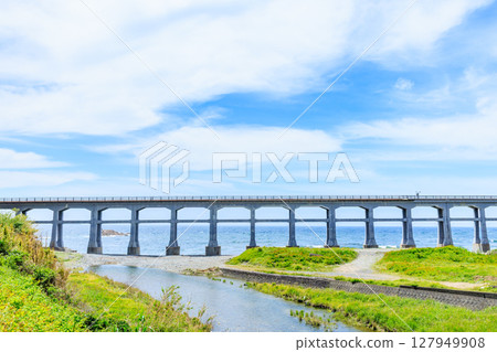 Sogogawa Bridge in early summer, Abu District, Yamaguchi Prefecture 127949908