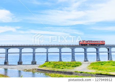 Sogogawa Bridge and Kiha 40 series in early summer, Abu District, Yamaguchi Prefecture 127949912