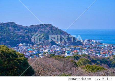A view to the southwest from Mount Sengen in Hayama-machi, Miura-gun, Kanagawa Prefecture (Hayama-machi, Mount Omine, Mount Migaoka, Sagami Bay, etc.) A view to the southwest from Mount Sengen in Hayama-machi, Miura-gun, Kanagawa Prefecture (Hayama-machi, Mount Omine, Mount Migaoka, Sagami Bay, etc.) 127950188