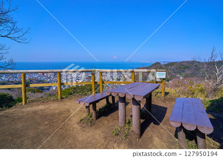 從神奈川縣三浦郡葉山町淺間山嚮西眺望(葉山町、富士山、江之島、相模灣等) 從神奈川縣三浦郡葉山町淺間山嚮西眺望(葉山町、富士山、江之島、相模灣等) 127950194