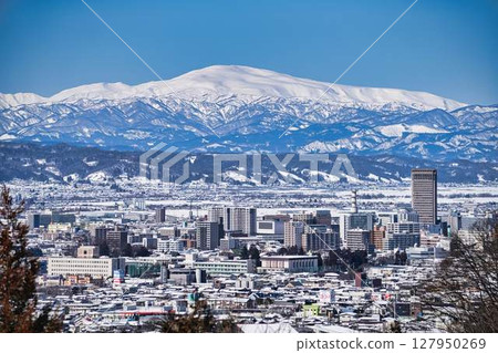 山形市和雪白的月山 127950269