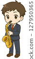 一個穿制服的男孩吹薩克斯風 127950365