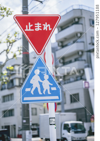 行人穿越道、標誌、停車標誌、學校路線、幼兒園、停車標誌、住宅區 127951188