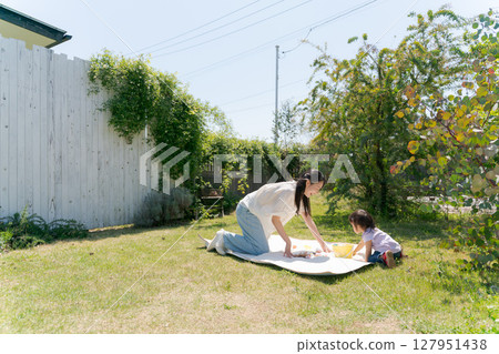 Parents playing picnics Parents playing picnics 127951438