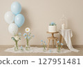 白色房間裡裝飾著慶祝鮮花和氣球 127951481
