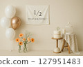 白色房間裡裝飾著慶祝鮮花和氣球 127951483