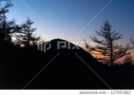 Hirugatake at sunrise as seen from Himeji 127951862