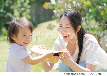 父母和孩子們在綠意盎然的花園裡玩耍 127952013