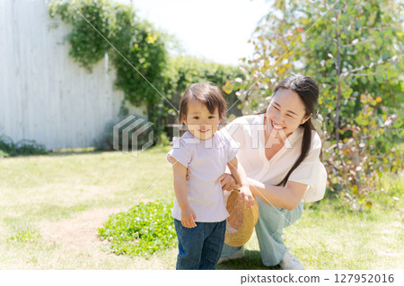 父母和孩子們在綠意盎然的花園裡玩耍 127952016