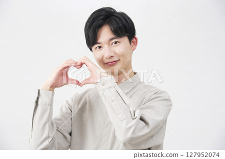 男性愛心手勢，20 多歲，白色背景 127952074
