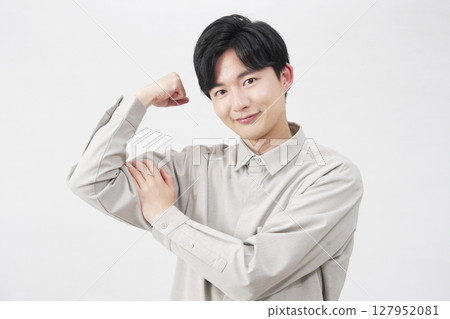 男性二頭肌姿勢，20 多歲，白色背景 127952081