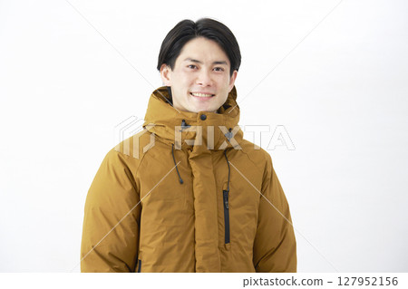 男士穿羽絨服，肖像，白色背景，看著相機 127952156