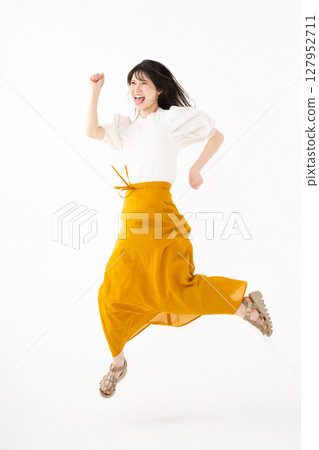 跳躍的女人 127952711