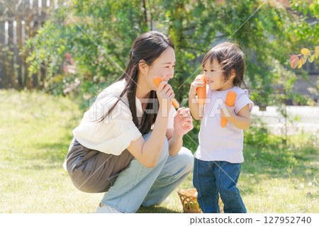 Parents and children with vegetables 127952740