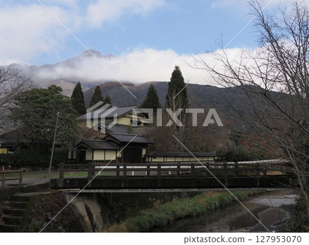 The fog clears and the village breathes - On the mountainside of Yufu 127953070