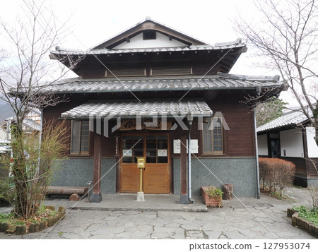 A gate of tranquility - Yufuin in winter, the entrance to memories, Yunotsubo Onsen 127953074