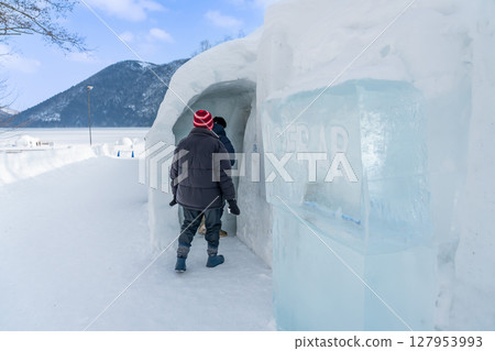 遊客進入北海道鹿追町然別湖冰吧 127953993
