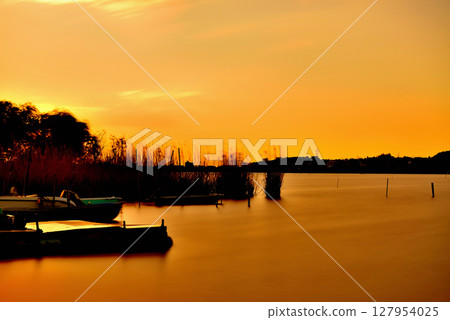 Long exposure photography of the evening view of the rental boat site at Teganuma, Chiba Prefecture Long exposure photography of the evening view of the rental boat site at Teganuma, Chiba Prefecture 127954025