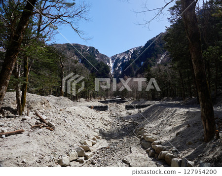 春季旅遊勝地:上高地森林、穗高山脈雪景、水路建設 春季旅遊勝地:上高地森林、穗高山脈雪景、水路建設 127954200
