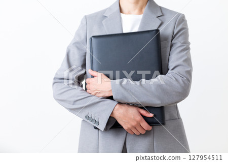 穿著西裝拿著文件的中年婦女 127954511