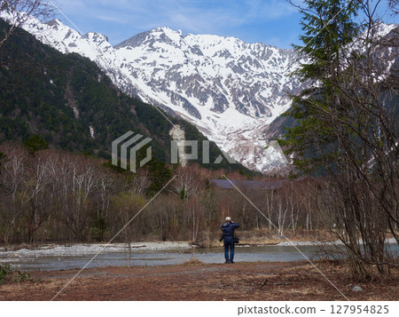 Tourists walking along the Azusa River in Kamikochi, a popular tourist spot in spring 127954825