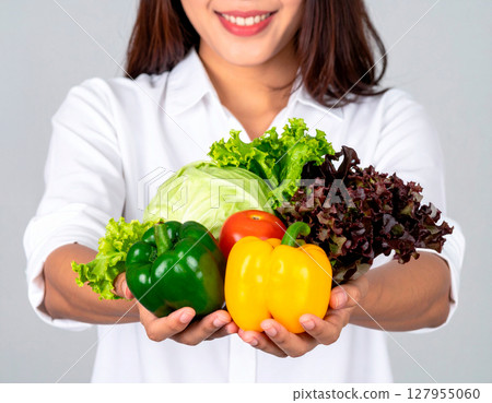 穿著白襯衫的女人拿著蔬菜 穿著白襯衫的女人拿著蔬菜 127955060