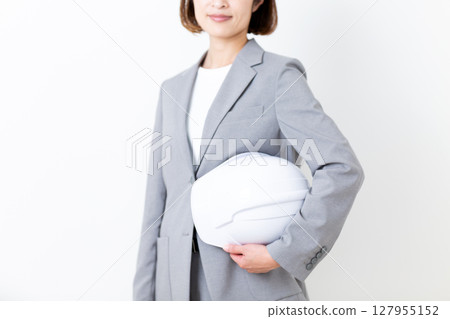 一名身穿西裝、手持頭盔的中年婦女 一名身穿西裝、手持頭盔的中年婦女 127955152
