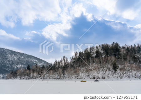 Snow rafting experience at Lake Shikaribetsu Kotan in the snow and ice world of Shikaoi Town, Hokkaido 127955171