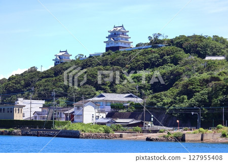 平戶城（長崎縣平戶市）矗立在一座小山丘上 127955408