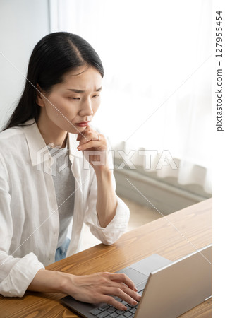 一個女人在個人電腦前遇到麻煩 127955454