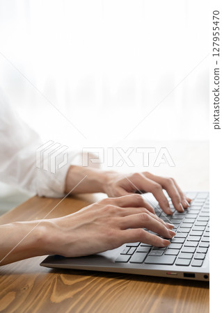 在筆記型電腦上工作的女人的手 127955470