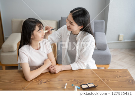 女孩給她媽媽化妝 127955481